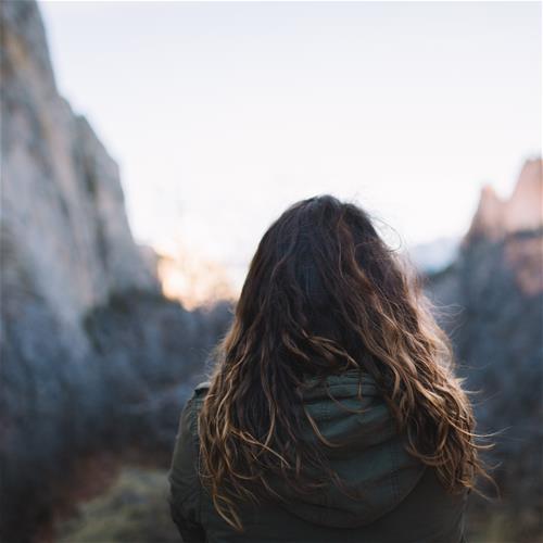 womanviewingmountains