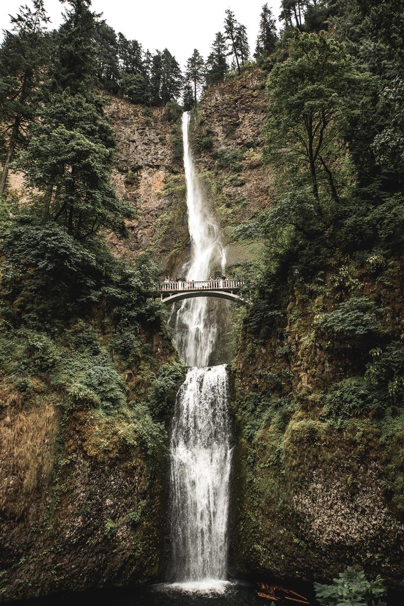 Pictureofabridgeaboveawaterfall