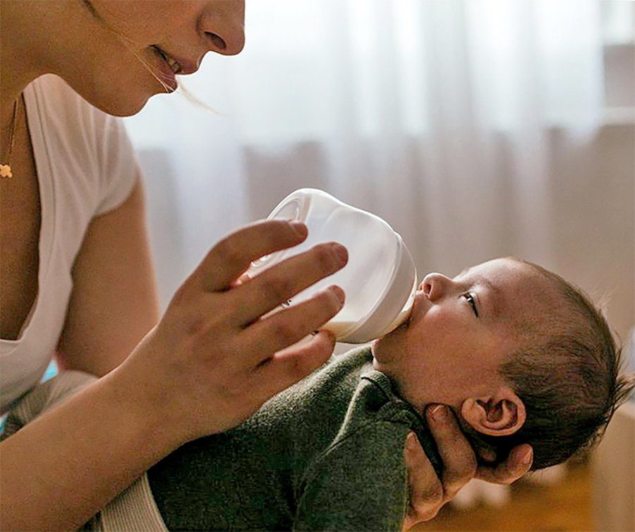 mom baby bottle feeding