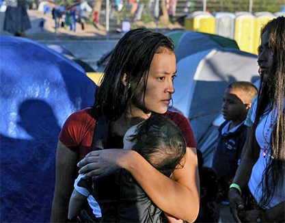 Honduran migrant mother and child 