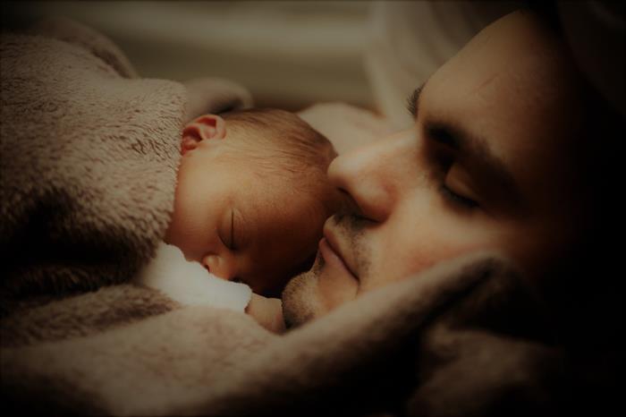 father-22194_1920 father cuddling with infant