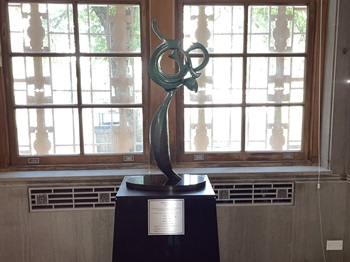 To live sculpture