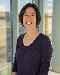 Picture of Rita Lee smiling in front of a window
