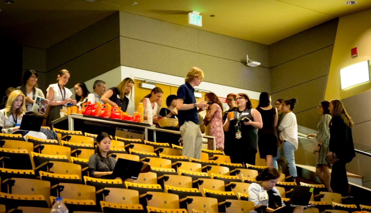 groupofpeoplechattingbeforethesymposiumstarted