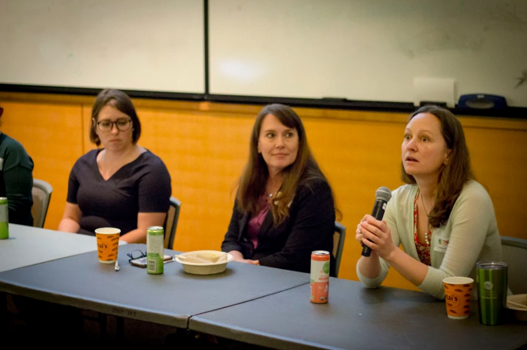 Panelistspeakingtoaudience