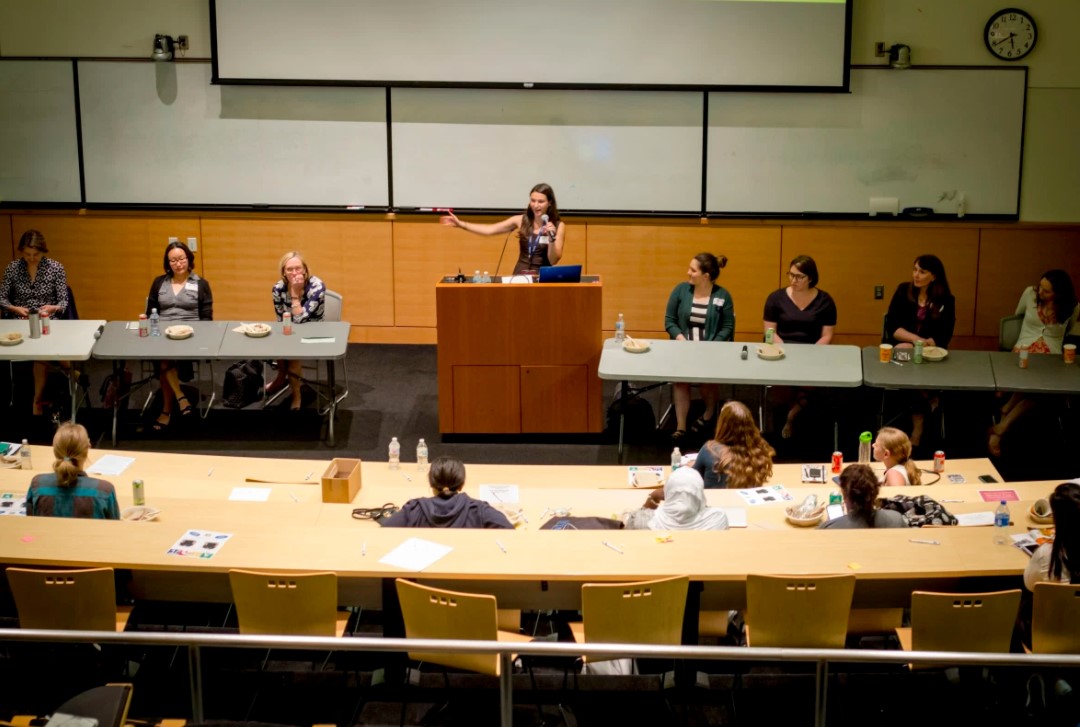 Speakeratpodiumsurroundedbypanelists